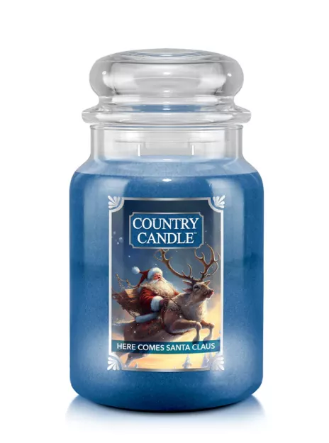 Duża świeca zapachowa Here Comes Santa Claus – Country Candle | 737 g | 2 knoty