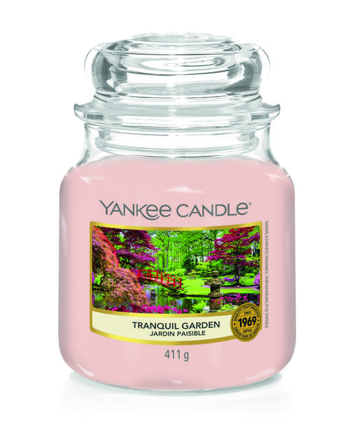 Tranquil Garden - Yankee Candle - średnia świeca zapachowa - nowość 2022